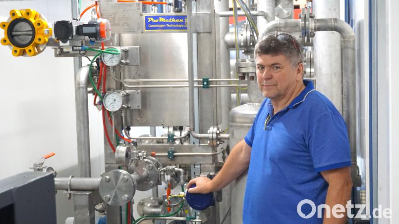Der Tirschenreuther Unternehmer Robert Völkl steht in der von ihm gebauten Anlage, die Biogas reinigt und verflüssigt, damit es dann als Kraftstoff für Lastwagen oder Traktoren nutzbar ist. Bild: jut