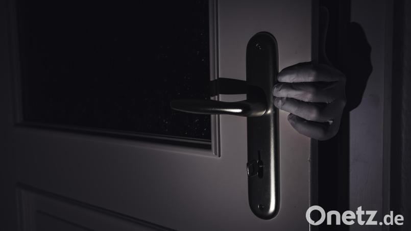 Ein unbekannter ist in Vilseck in ein Wohnhaus eingedrungen und hat eine Frau bedrängt. Symbolbild: Nicolas Armer/dpa
