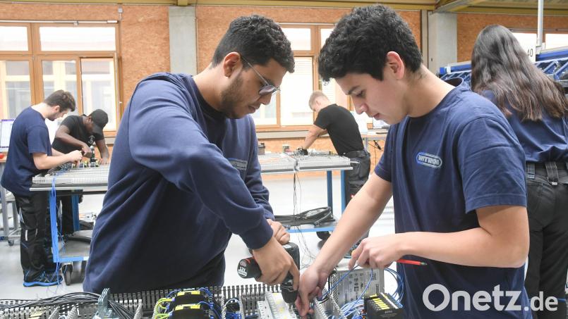 Miguel Eduardo Márquez (links) und Elías Alexander Guzmán (rechts) werden bei Witron zu Industrieelektrikern (Fachrichtung Betriebstechnik) ausgebildet. Bild: Gabi Schönberger