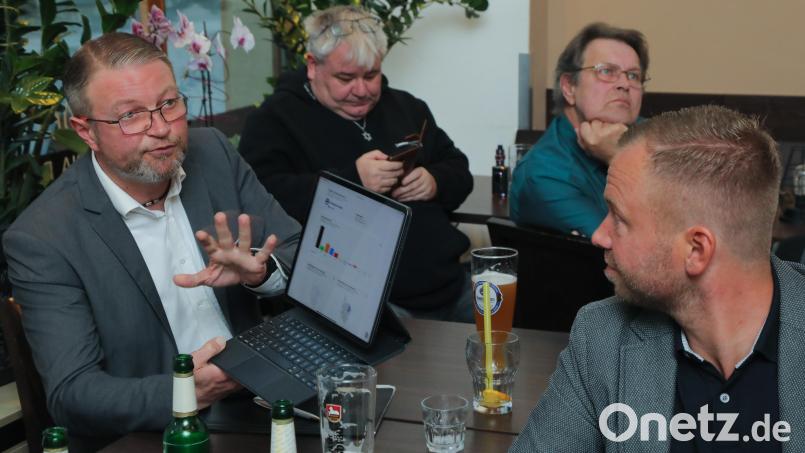 Bei der Wahlparty der Freien Wähler diskutiert Hans-Martin Grötsch (links) gemeinsam mit Bernhard Heinisch (rechts) und weiteren Partei-Mitgliedern über das Wahlergebnis. Bild: Wolfgang Steinbacher