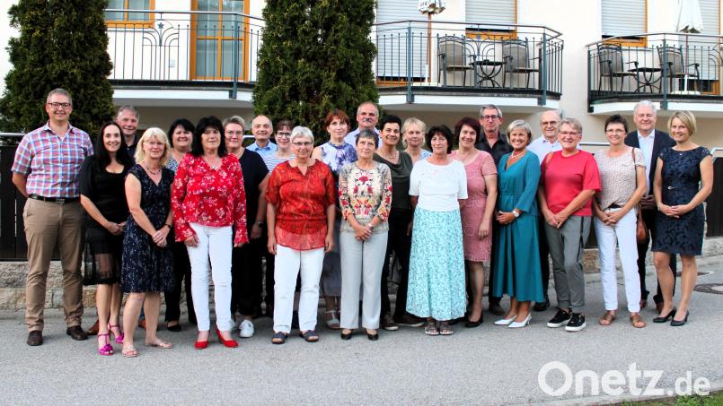 Die Jubilare und Ruheständler der Kliniken des Landkreise Amberg-Sulzbach. Bild: M. Ehras
