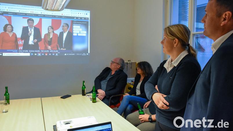 Wahlparty wäre das falsche Wort - Ergebnis-Entgegennahme passt eher. Landtagskandidat Uwe Bergmann (rechts) und Bezirkskandidatin Simone Böhm-Donhauser (Zweite von rechts) im SPD-Büro in Amberg. Bild: Stephan Huber