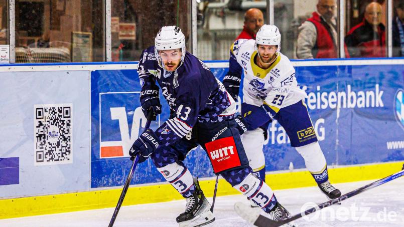 Neuzugang Fabian Ribnitzky (links, Szene aus dem Freitagsspiel gegen Lindau) traf gegen den Höchstadter EC zum zwischenzeitlichen 2:0 für die Blue Devils Weiden. Bild: Werner Moller