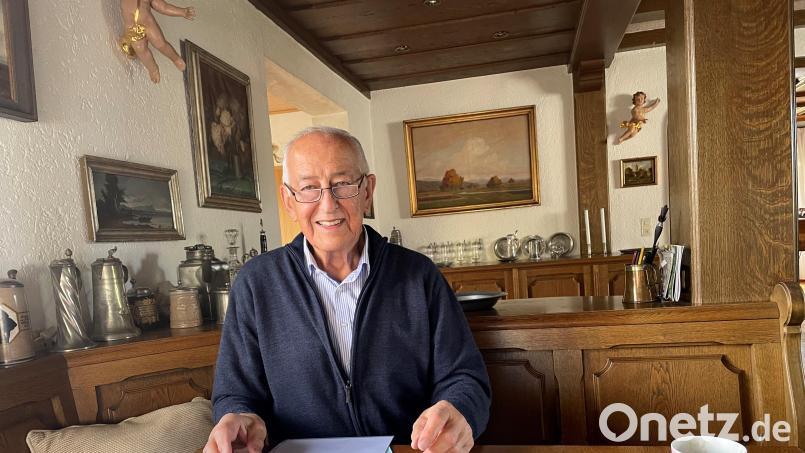 Heinz Dreher beim Aktenstudium zu Hause. Seit 50 Jahren ist er in der Kommunalpolitik tätig. Bild: fphs