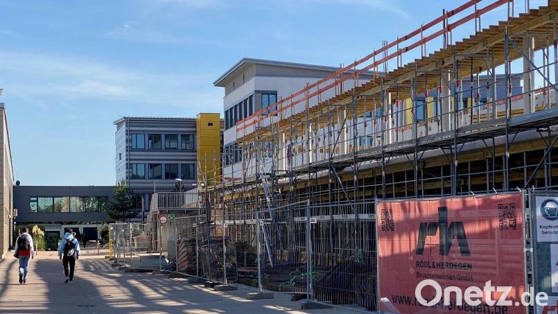 Auf dem Nabburger Schulberg wurde mit dem Neubau des Sonderpädagogischen Förderzentrums in Holz-Hybridbauweise begonnen. Der Erdaushub ist abgeschlossen und die Bodenplatte wurde betoniert. Derzeit werden die Betonfertigteile des Untergeschosses montiert. Bild: Claudia Völkl