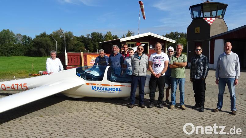 Mit Sebastian Söllner (Fünfter von rechts) freuen sich (vorne, von links) Fluglehrer Bernd Hilpert, Fluglehrer Reinhardt Sommerer, Prüfer Hubertus Steinerstauch, Ausbildungsleiter Michael Kusa und weitere Fliegerkameraden. Bild: Werner Kusa/exb