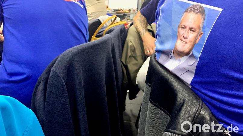 Ein AfD-Anhänger bekennt sich rücklings zu Roland Magerl. Die Rechtspopulisten sind die großen Gewinner der Landtagswahl im Stimmkreis Weiden. Bild: Gabi Schönberger