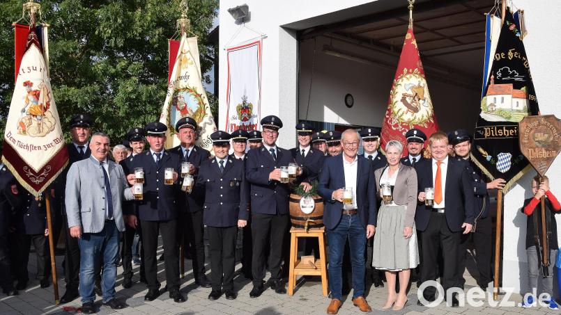 Knifflige Aufgaben haben die Pilsheimer Feuerwehrleute zu erfüllen, bis das erlösende &quot;Bestanden&quot; kommt. Dann zapft die Pilsheimer Festmutter Michaela Fischer das mitgebrachte Fass Naabecker Bier gekonnt an. Bild: bö