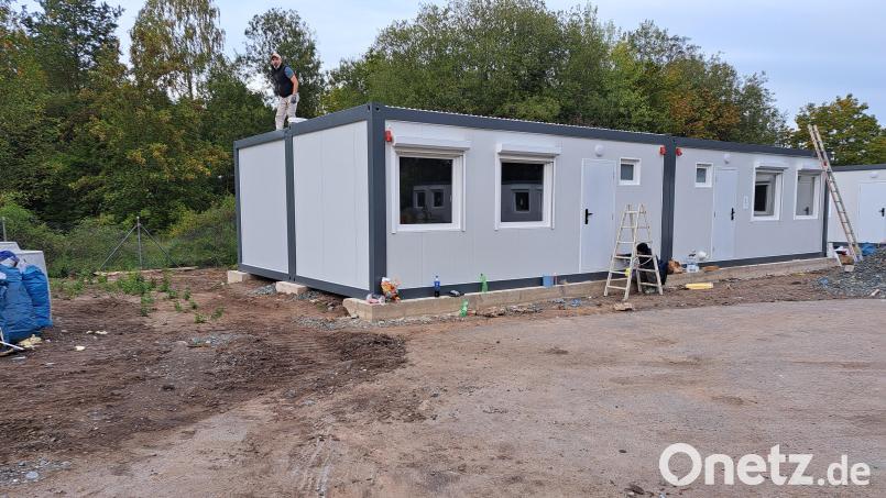 Die vier Container an der Nordseite sind bereits montiert worden. Bild: ak