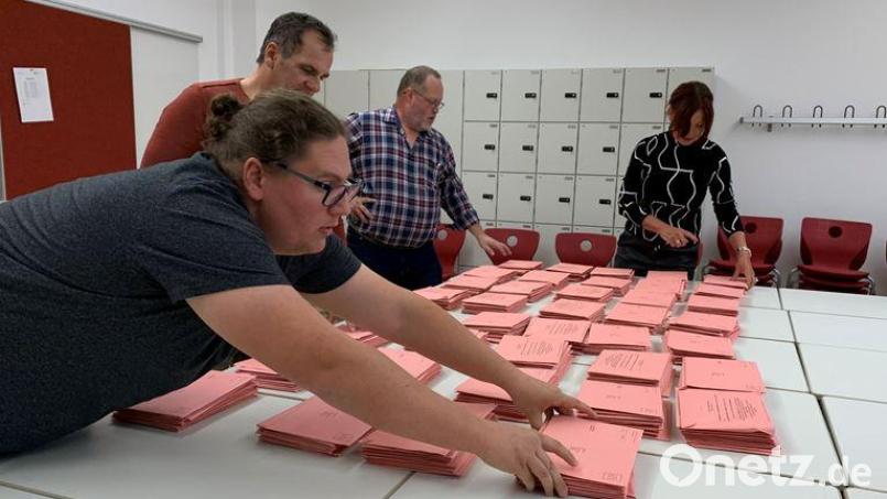 In den Wahllokalen wird fleißig gearbeitet. Bild: Stephan Huber