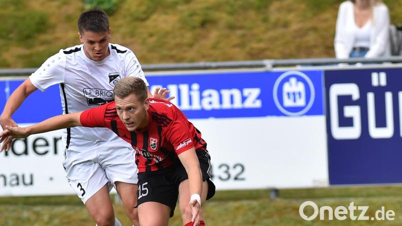Felix Diermeier (rechts, im Spiel gegen den FC Tegernheim) erzielte in Lam den Ausgleich für den SC Luhe-Wildenau. Der Mittelfeldspieler hatte bereits eine Woche vorher zum 1:1 gegen den TSV Kareth getroffen. Archivbild: A. Schwarzmeier
