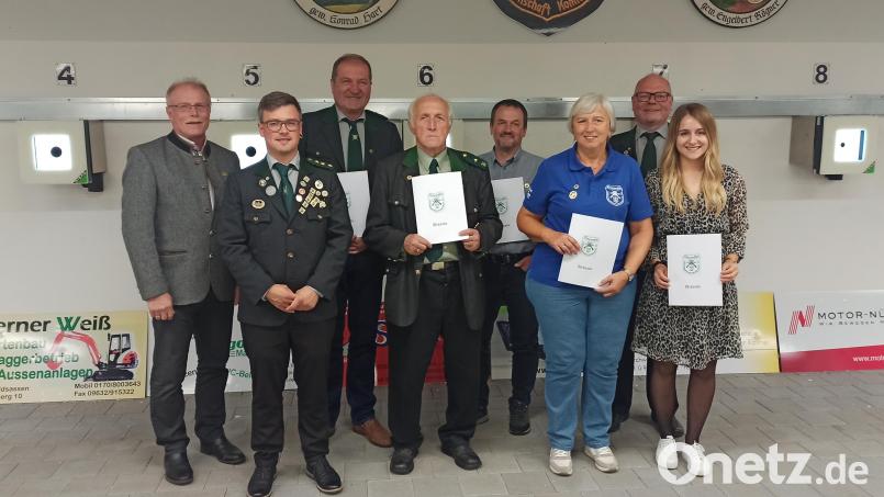 Ehrungen standen beim Schützenverein Concordia Konnersreuth an. Im Bild (von links) Bürgermeister Max Bindl, Schützenmeister Martin Fellner, Franz Nitzl, Otto Seitz, Roland Weiß, Helga Bindl, Vorsitzender Martin Dietz und Sarah Weiß. Bild: Martin Dietz/exb