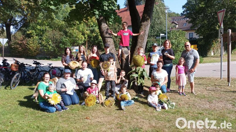 Die Teilnehmer der Sonnenblumen-Aktion des Gartenbau- und Ortsverschönerungsvereins Muschenried bekommen Urkunden und Preise überreicht. Bild: Thomas Zintl/exb