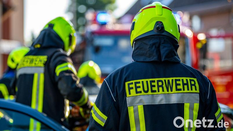 Einsatzkräfte mehrerer Feuerwehr rückten zu einem Brand in Arzberg aus. Symbolbild: David Inderlied/dpa
