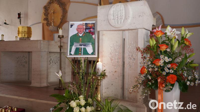 Am Altar der Pfarrkirche St. Sebastian in Waldthurn, die Pfarrer Andreas Renner vor 40 Jahren mit erbaut hatte, steht bei der Trauerfeier das Bild des Verstorbenen. Bild: fvo
