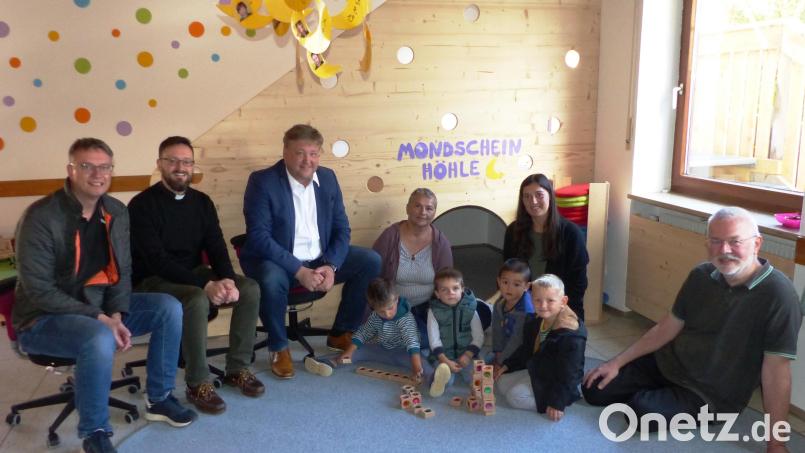 Die Vertreter aller beteiligten Einrichtungen, aber auch die Kinder zeigen sich von den neue geschaffenen Räumen für die sechste Kastler Kindergartengruppe im Jugendheim Kastl angetan (von links): Roland Pachner von der Diözese Eichstätt, Pfarrer Johannes Arweck, Bürgermeister Stefan Braun, Birgit Wiesend und Nina Weizer von der Kindergartenleitung und Kirchenpfleger Karl Gerstenhöfer. Bild: jp