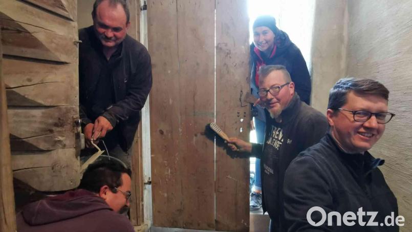 Bei der Beseitigung der Verputzspuren im engen Holztreppenaufgang zum Kirchturm unterstützten die Markträte Georg Zierer und Christian Schmucker, Markträtin Laura Roth (hinten, von links) und Florian Maier und Georg Zierer (vorne, von rechts). Bild: gz