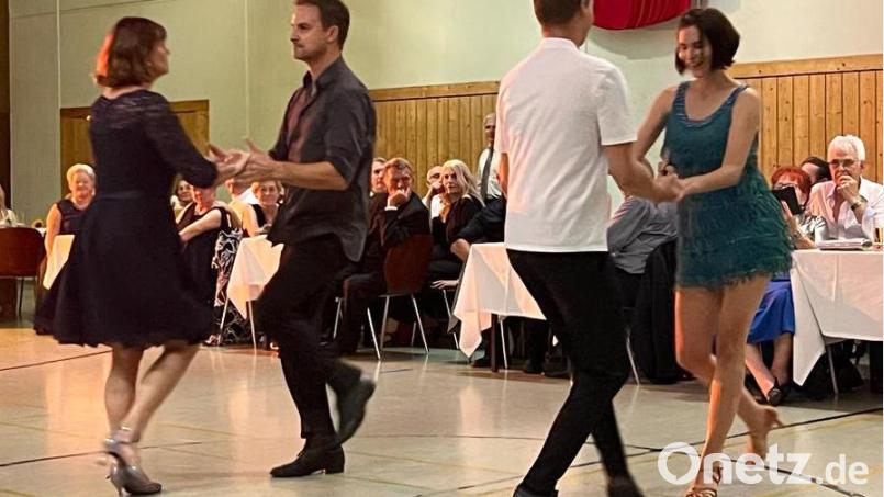 Die Show-Tanzpaare sind beim Herbstball in Aktion. Bild: TSV Tanzen Schwandorf/exb