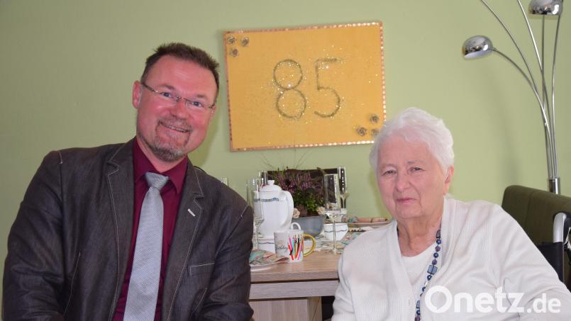 85. Geburtstag feiert Christa Fechner aus Allersburg. Dazu gratuliert Bürgermeister Florian Junkes. Bild: bö