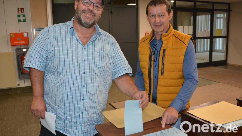 Wahlvorstand Lothar Kick (rechts) zeigte Matthias Doß (links), in welche Box welcher Stimmzettel gehört. Bild: jr