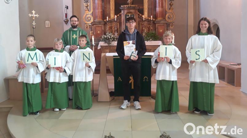 Bei der Messefeier (von links): Josephin Graf, Magdalena Fuchs, Pfarrer Johannes Arweck, Simon Weiß, Niklas Habermehl, Konrad Hollweck, Clara Riederer von Paar. Bild: Birgit Habermehl/exb