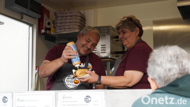 Siegfried Zenker und seine Schwester Sibylle Moos betreiben seit dem 11. September den Imbiss &quot;Sigis Grill&quot; auf dem Edeka-Parkplatz in Erbendorf. Bild: kaz