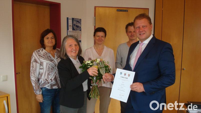Seit 40 Jahren ist Verwaltungsamtsrätin Anna Lang (Zweite von links) im öffentlichen Dienst tätig. Es gratulierten Bürgermeister Stefan Grillmeier (rechts), Personalrätin Martina Rüth (links), Amtsleiterin Ursula Ockl und Personalsachbearbeiter Alfred Mayerhofer. Bild: wmr