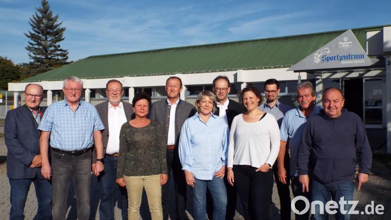 Die AWO Haselmühl-Kümmersbruck wählt einen neuen Vorstand. Mit dabei der scheidende Vorsitzende Werner Cermak (Zweiter von links), seine Nachfolgerin Andrea Motzel (vorn Mitte, mit Jeans und hellblauer
Bluse), dahinter Zweiter Vorsitzender Wolfgang Roggenhofer. Bild: e