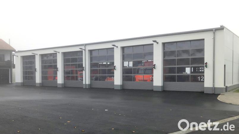 Durch den Hallen-Neubau beim Gerätehaus an der Egerstraße hat die Feuerwehr Wiesau jetzt ausreichend Platz für Fahrzeuge und Ausrüstung. Bild: wro