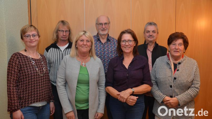 Barbara Dineiger (Dritte von rechts) und Uli Heine (MItte) führen den Obst- und Gartenbauverein auch weiterhin an. Kreisgartenfachberaterin Maria Treiber (links) und Bürgermeister Andreas Wutzlhofer (Zweiter von rechts) freuen sich über den Aufschwung, der im Verein zu spüren ist. Bild: dob
