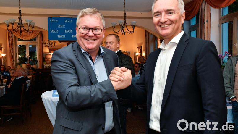 Handschlag und ein Lächeln für die Fotografen: Ambergs Oberbürgermeister Michael Cerny (links) gratuliert bei der CSU-Wahlparty in der Alten Kaserne in Amberg Landtagsabgeordnetem Harald Schwartz zu den ersten Prognose-Zahlen, die ihm am frühen Abend ein ähnliches Ergebnis wie bei der vorangegangenen Landtagswahl zuschrieben. Bild: Petra Hartl