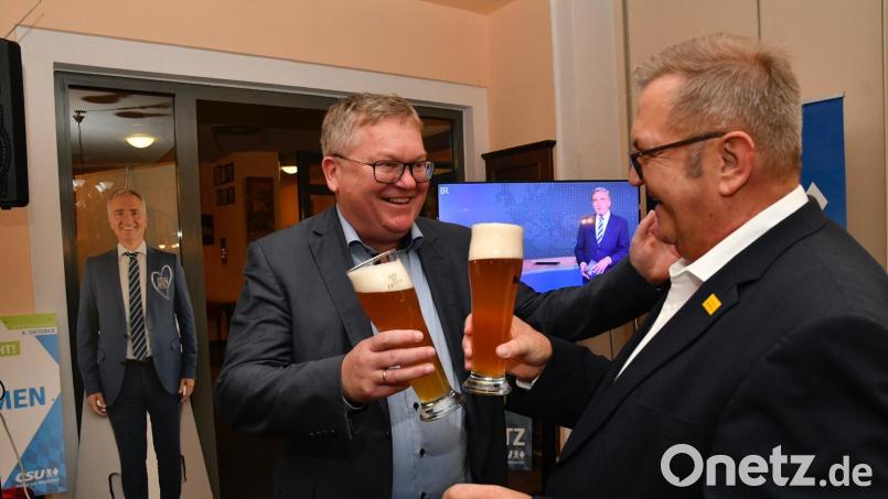 Ambergs Oberbürgermeister Michael Cerny (links) und Bezirksrat Martin Preuß stoßen mit Weißbier an. Bild: Petra Hartl