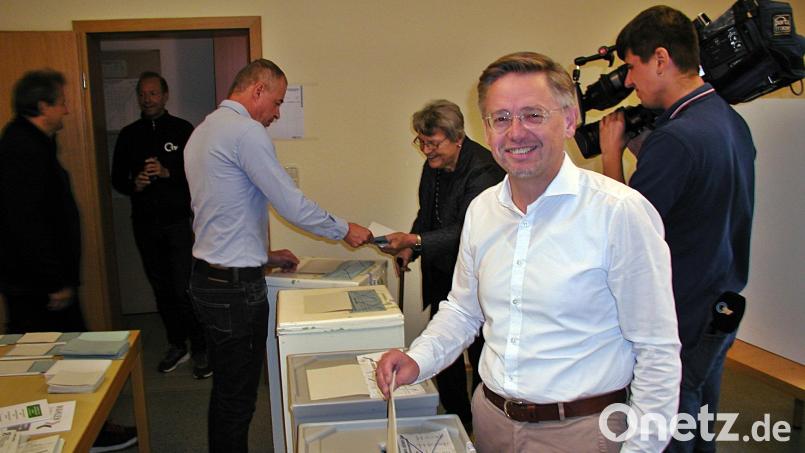 Tobias Reiß ist der klare Wahlsieger im Stimmkreis Tirschenreuth. Er gab am Sonntagvormittag seine Stimme im Wahllokal in Brand ab. Bild: Bertram Nold