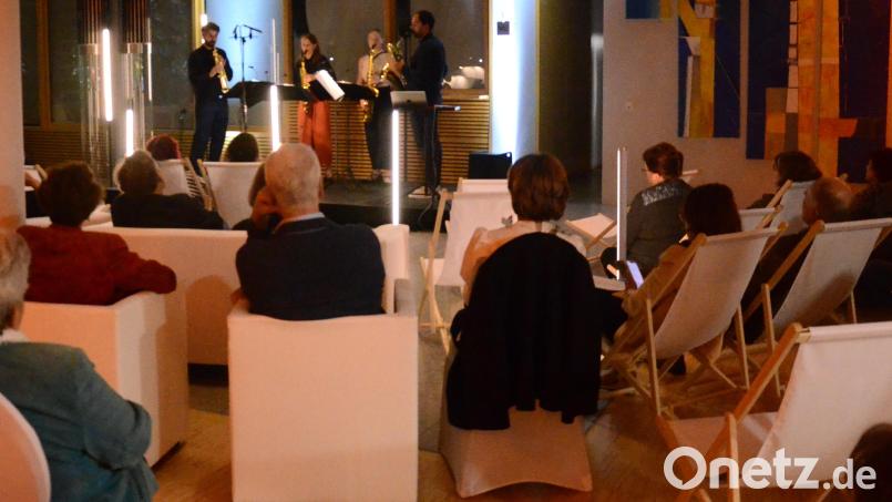 Sehr entspannt lauschen die Besucher dem Arcis-Saxophon-Quartett im Kundencenter von Bayernwerk Netz. Bild: Kunz