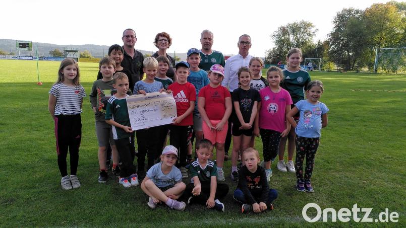 Die aktiven Sportkids bei der Spendenübergabe mit den beiden Vorsitzenden der Gartler, Dieter Berger und Jasmin Gassner, sowie Robert Becher und Richard Brunner (hinten von links). Bild: Sonja Walbrun/exb