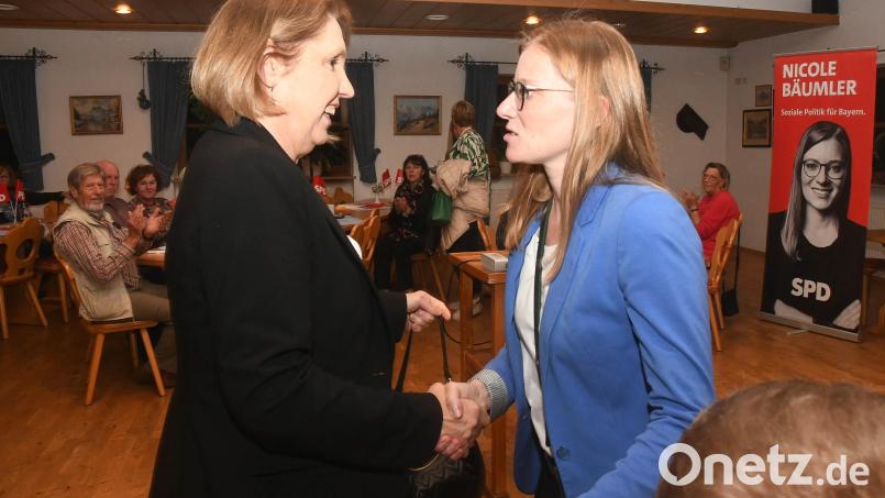 Nicole Bäumler (rechts) zieht gerade noch so für die SPD in den Landtag ein. Ihre Vorgängerin Annette Karl sprach ihr am Wahlabend Zuversicht zu. Bild: Gabi Schönberger