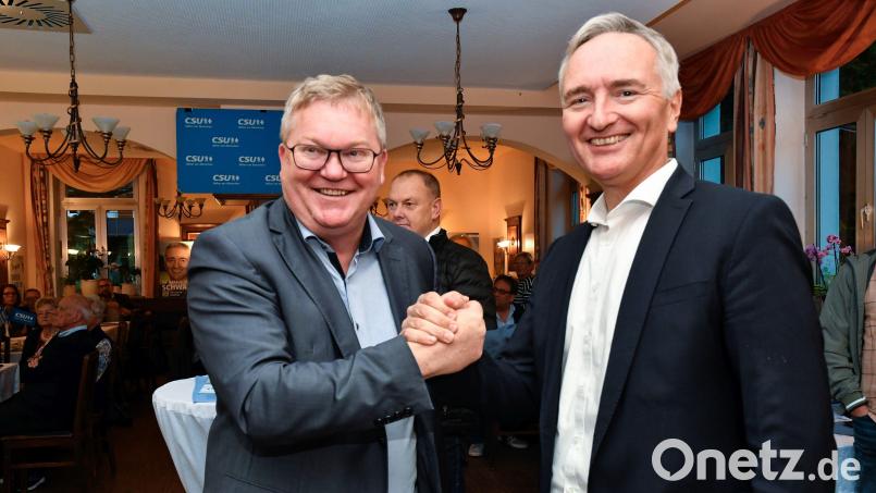 Gegen 18.30 Uhr war man sich bei der CSU-Wahlparty in der Alten Kaserne in Amberg endgültig sicher, dass Direktkandidat Harald Schwartz (rechts) sein Mandat verteidigt hat. Der Amberger Oberbürgermeister Michael Cerny gratulierte dem Abgeordneten, der seit 2013 den Stimmkreis Amberg-Sulzbach in München vertritt. Bild: Petra Hartl