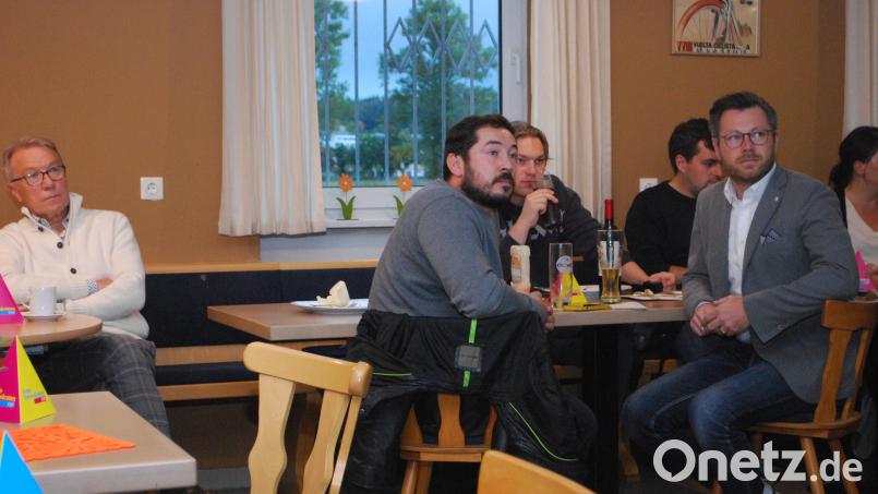 Mit versteinerten Minen verfolgen Landtagsabgeordneter Christoph Skutella (rechts) und Bürgermeister Reinhold Wildenauer (links) bei der Wahlparty der FDP im DJK-Sportheim die ersten Prognosen und Hochrechnungen. Bild: tss