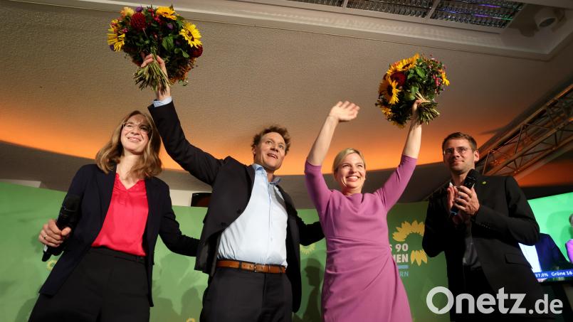 Die Landesvorsitzenden von Bündnis 90/Die Grünen, Eva Lettenbauer (links) und Thomas von Sarnowski (rechts) und die beiden Spitzenkandidaten der Partei, Katharina Schulze (2.v.r.) und Ludwig Hartmann stehen bei der Wahlparty nach der Bekanntgabe der ersten Prognose zur Landtagswahl in Bayern auf der Bühne. Bild: Karl-Josef Hildenbrand/dpa
