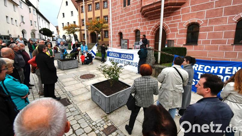 Ein Zeichen gegen Antisemitismus, Hass und Gewalt setzte am Montag, 9. Oktober, ein Bündnis vor dem Rathaus in Sulzbach-Rosenberg. Bild: Petra Hartl