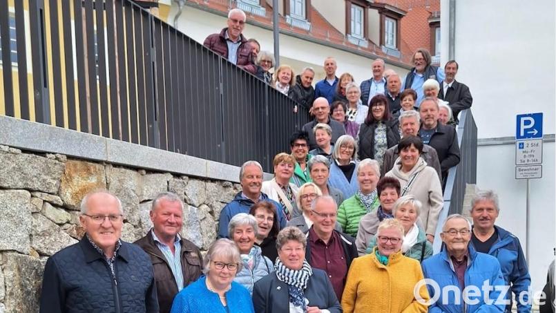 Die Schülerinnen und Schüler mit ihrem ehemaligen Lehrer Manfred Brunner und den Organisatoren Beatrix Rustler, Gisela Seitz, Erika Schneider, Andrea Preisinger und Lorenz Müller. Bild: Andrea Preisinger/exb