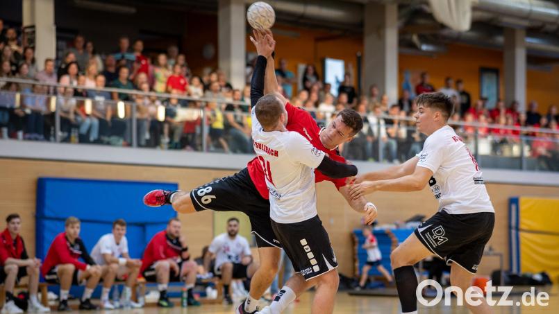 Jannik Uschold (Mitte) steuerte drei Treffer zum Sieg des HV Oberviechtach gegen den SV Buckenhofen bei. Bild: Günter Uschold