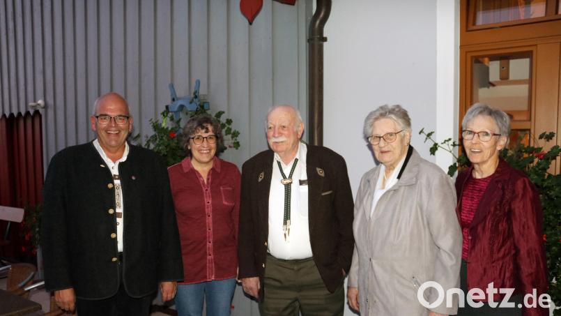 Hans Thümmel (Mitte) zusammen mit (von links) Bürgermeister Klaus Meyer und Seniorenbeauftragte Beate Ott sowie die Schwestern des Jubilars, Helga Bracher und Barbara Roth. Bild: Jessica Lang/exb