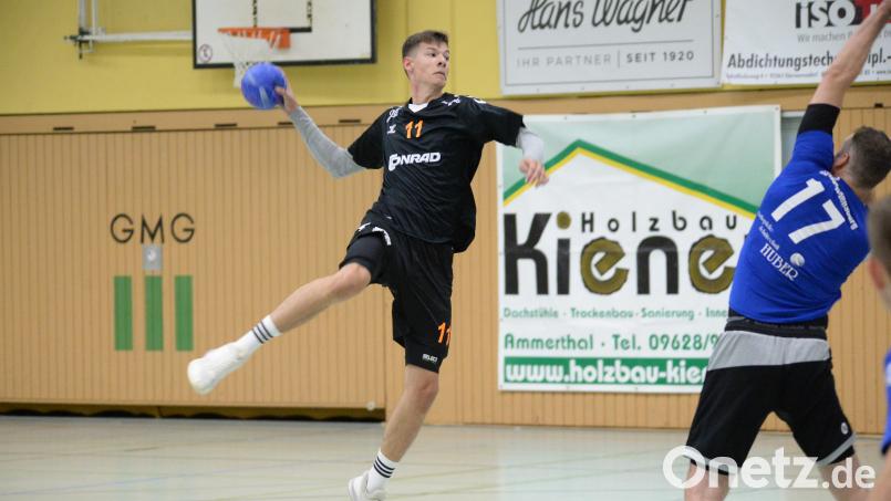 Julian Schaller (links) war mit 6 Toren bester Werfer der HG Amberg bei der Heimpleite gegen Regensburg. Bild: Andreas Brückmann