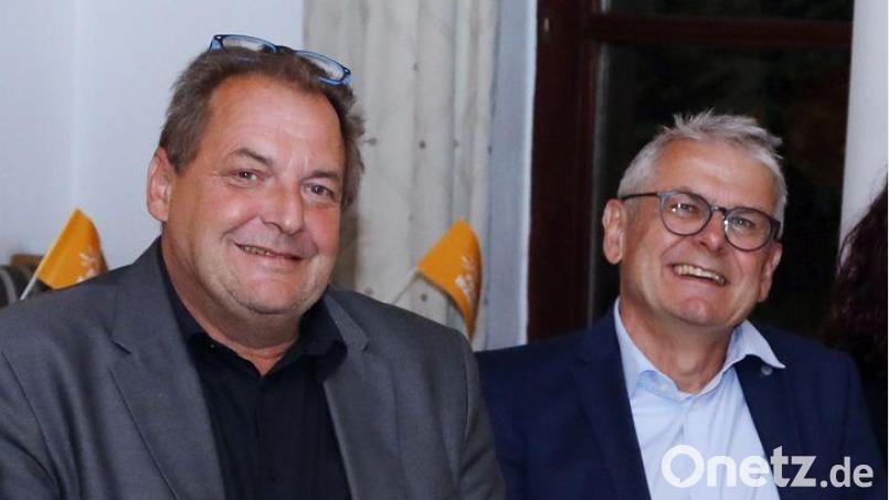 Martin Scharf (rechts) hat gute Chancen, in den Landtag einzuziehen. Das Bild zeigt ihn auf der Wahlparty der Freien Wähler zusammen mit Kreisvorsitzendem Dieter Jäger (links) . Bild: Götz