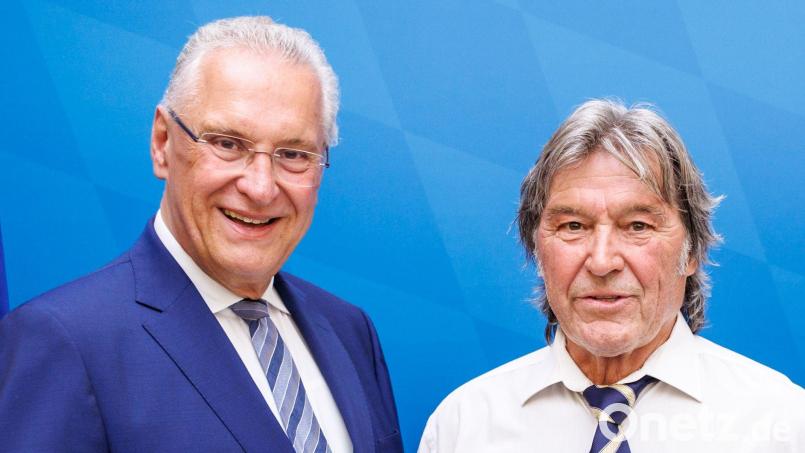 Innenminister Joachim Herrmann (links) überreichte Günter Ziegler (rechts) die Courage-Medaille. Bild: Matthias Balk/Bayerisches Staatsministerium des Innern, für Sport und Integration/exb