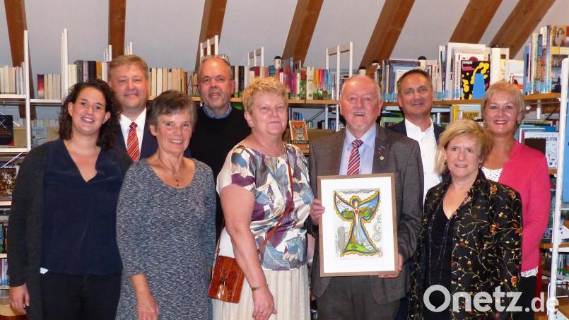 Bei einer Feierstunde erfährt Georg Dürr für sein 50-jähriges Engagement in der Kastler Bücherei viel Dank (von links): Pia Nemetschek, Bürgermeister Stefan Braun, Christa Kastner, Pfarrer Michael Kneißl, Regina und Georg Dürr, Stefan Eß vom St.-Michaelbund München, Martha Gottschalk von der Diözese Eichstätt und Regina Weber. Bild: jp