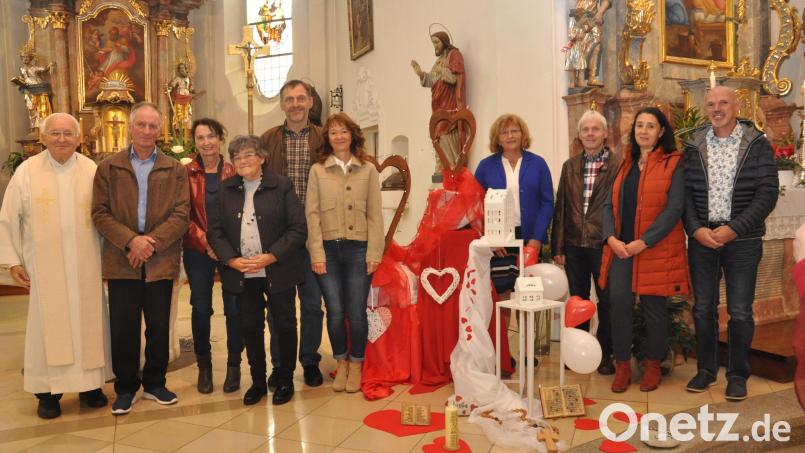 Mit Pfarrer Gerhard Schmidt (links) feierten die Jubelpaare einen Dankgottesdienst in der Pfarrkirche St. Erhard. Der Geistliche verglich die Ehe mit einem Hausbau. Hedwig Schärtl (Vierte von links) aus Muglhof musste ohne ihren erkrankten Ehemann teilnehmen. Bild: dob