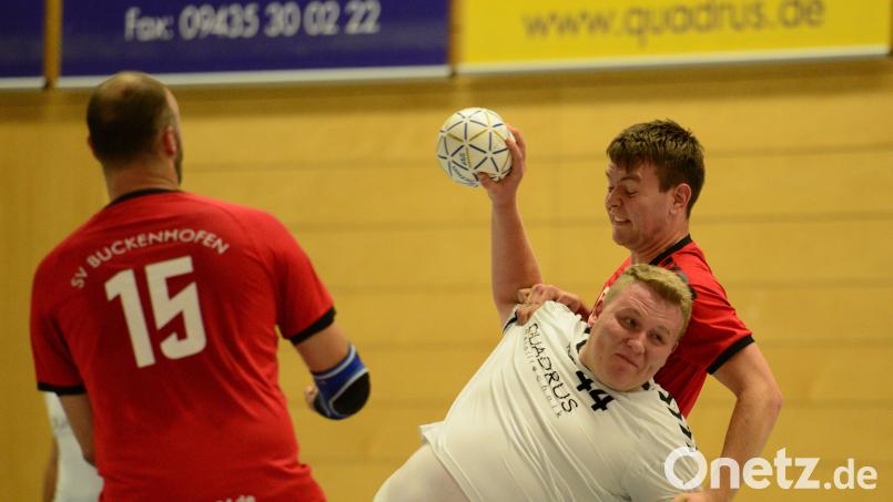 Fabian Domeier (Mitte) und die Handballer der HSG Nabburg-Schwarzenfeld unterlagen bei der HG Eckental. Archivbild: mhs