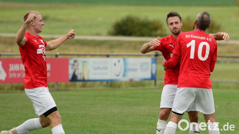 Der Kemnather Andreas Plank (Zweiter von rechts) jubelt mit seinen Teamkollegen über den Ausgleich zum 1:1. Bild: ham
